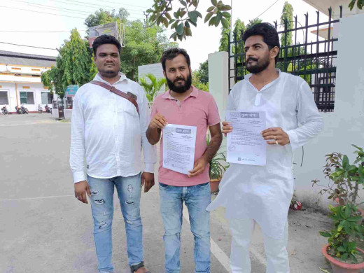 बुनियादी विद्यालय बसुआ की जर्जर स्थिति पर बिहार युवा सेना ने डीएम को सौंपा पत्र